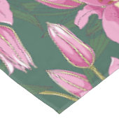Blooming Lilies in Deep Green Tafelkleed (Gekanteld)