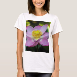 Blooming lotus flower, Indonesië T-shirt