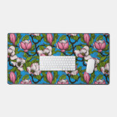 Blooming magnolia op blauw bureaumat (Keyboard & Muis)