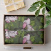 Blooming magnolia op donkergroen tissuepapier (Geschenk)