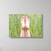 blote voeten in weide wildbloemen canvas afdruk (Voorkant)