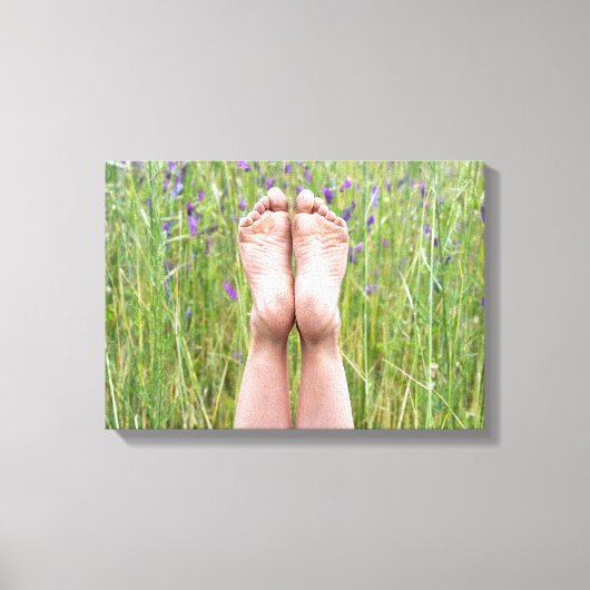 blote voeten in weide wildbloemen canvas afdruk (Voorkant)