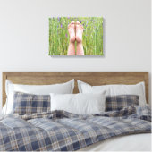 blote voeten in weide wildbloemen canvas afdruk (Insitu (Slaapkamer))