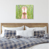blote voeten in wilde bloemen canvas afdruk (Insitu (Slaapkamer))