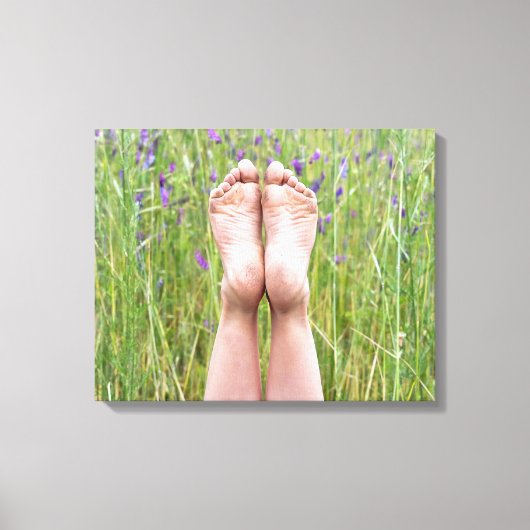 blote voeten in wilde bloemen canvas afdruk (Voorkant)