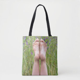 blote voeten in wilde bloemen tote bag