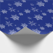 Blue and White Delicate Snowflake Christmas Cadeaupapier (Hoek)