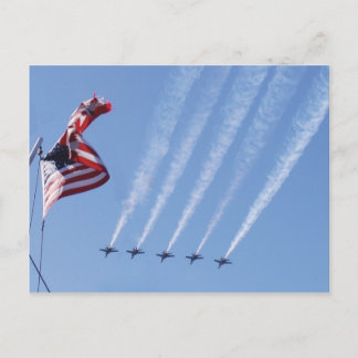 Blue Angels vliegen en een Amerikaanse vlag Briefkaart