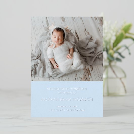 Blue Baby Boy Foto Moderne Geboorteaankondiging Folie Uitnodiging (Staand Voorkant)
