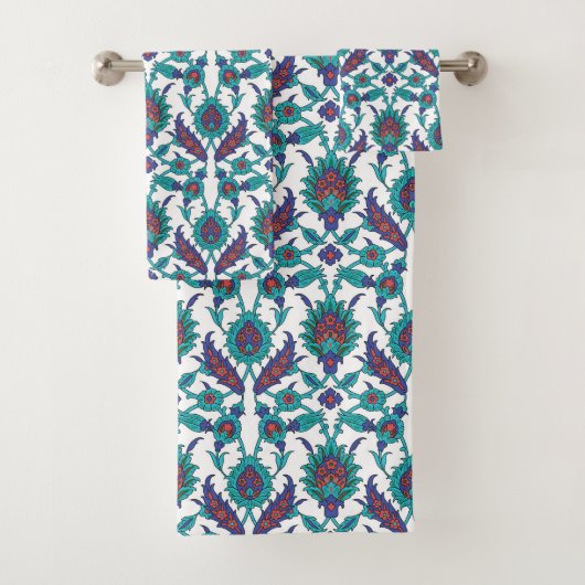 Blue Blauwgroen Red White Oriental Floral Pattern Bad Handdoek (Insitu)