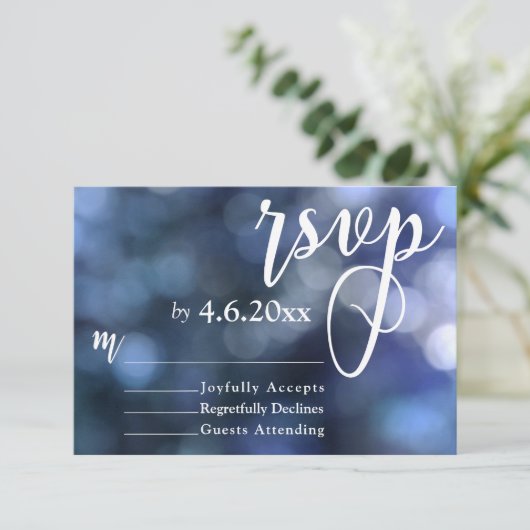 Blue Bokeh Light & Typographie 32 Wedding RSVP (Debout devant)