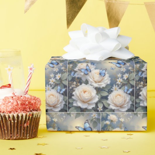 Blue Butterflies in a White Rose Garden Cadeaupapier (Verjaardagsfeest)