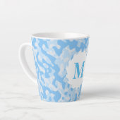 Blue Camouflage Monogram Initiaal Latte Mok (Linkerhoek)