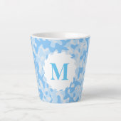 Blue Camouflage Monogram Initiaal Latte Mok (Voorkant)