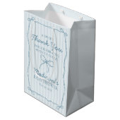 Blue Coquette Bow Pastel Gestreept Baby shower Fav Medium Cadeauzakje (Achterkant Gekanteld)