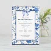 Blue Coquette Toile Bow Afstuderen Invitation Kaart (Staand voorkant)
