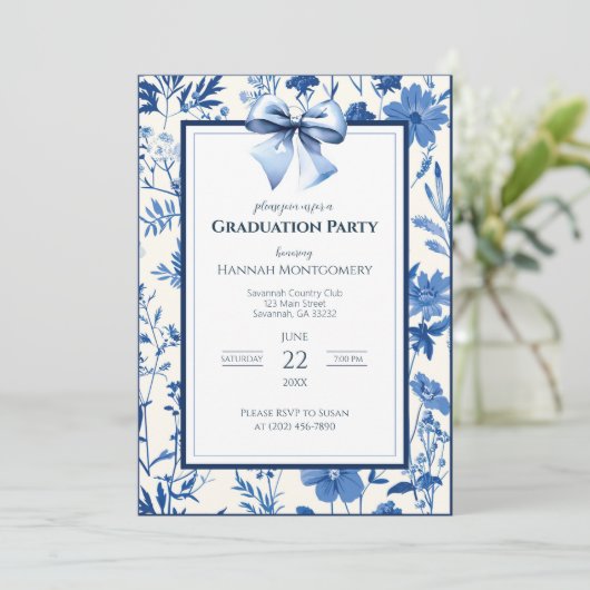 Blue Coquette Toile Bow Graduation Invitation (Debout devant)