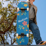 Blue Daisy Bouquet Vintage Motif Skateboard<br><div class="desc">Blue Daisy Bouquet Vintage Motif Skateboard. Sweet,  feminine,  girly,  joli & stylish fleurs design motif par Dreaming Cocoon. Personnalisez ce jeu de skateboard comme un cadeau merveilleux pour une fille sportive qui aime le ciel bleu,  le bleu de l'océan et les couleurs bleues.</div>