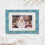 Blue Fair Isle Winter Knit Motif Photo Noël<br><div class="desc">Envoyez des voeux de vacances chaleureux enveloppés dans un design cosy et festif avec cette carte de Noël en feuille d'or, avec un charmant arrière - plan motif tricot Fair Isle. Le design complexe évoque l'atmosphère réconfortante de la chaleur hivernale et de la joie des vacances. Cette carte de Noël...</div>