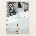 Blue Faux Gold & White Photo Collage<br><div class="desc">Un planificateur auquel vous pouvez ajouter trois de vos propres photos à un collage asymétrique minimaliste en blanc et bleu. Ajoutez l'année en gros chiffres bleus,  et ajoutez votre nom ou votre nom de famille !</div>