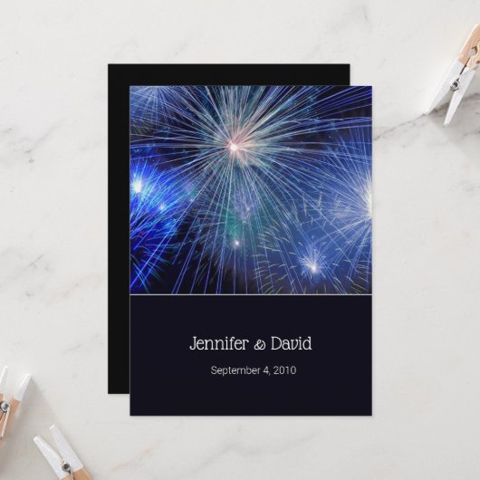 Blue Fireworks Wedding Invitation Kaart (Voorkant / Achterkant in situ)