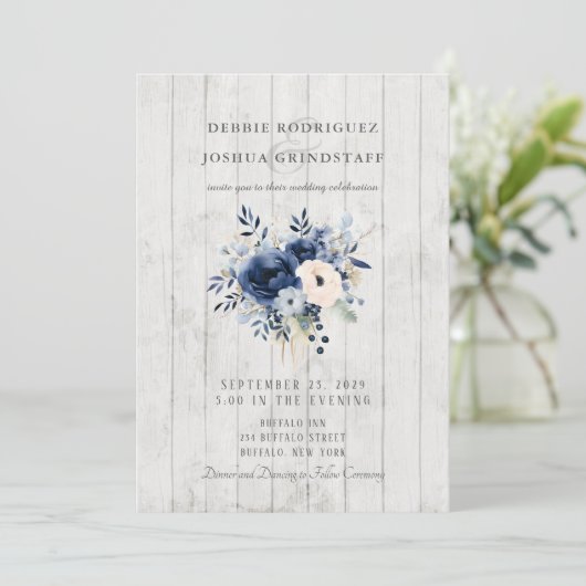 Blue Floral on Wood Wedding Invitation  Kaart (Staand voorkant)