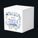 Blue Floral Rose Année de graduation<br><div class="desc">Ce ballotin de graduation présente des flores d'aquarelle bleu et blanc sur le devant avec un endroit pour ajouter une année de graduation. L'avant a un endroit à personnaliser avec un nom sur un nuage d'aquarelle. Il y a un faux accent de confetti doré près du nom.</div>