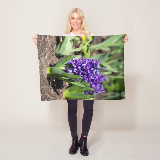 Blue Geocinth in Spring Fleece Deken (In situ)