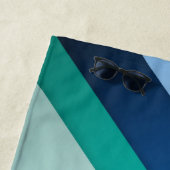 Blue Green Zig Zag Stripes Plage Serviette (En situation)