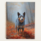 Blue Heeler dans les feuilles d'automne automne au (Devant)