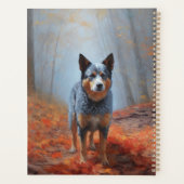 Blue Heeler dans les feuilles d'automne automne au (Dos)