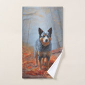 Blue Heeler dans les feuilles d'automne automne au (Serviette à main)