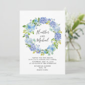 Blue Hydrangeas Floral Wreath Faire-part de mariag (Debout devant)