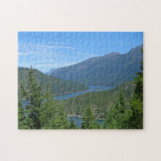 Blue Lake Winds Through Green Forested Mountains Legpuzzel