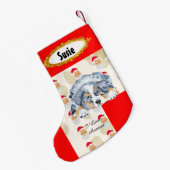 Blue Merle Aussie Puppy w/Santa Stocking Kleine Kerstsok (Achterkant (Hangend))