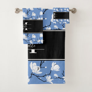 Blue Monogrammed Black and White Magnolia Flower Bad Handdoek