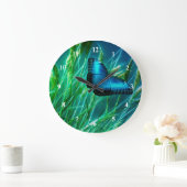 Blue Morpho Butterfly op Green Grass Grote Klok (Huis)