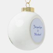 Blue Plain Elegant Modern Kalligrafie Naam Keramische Bal Ornament (Links)