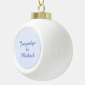 Blue Plain Elegant Modern Kalligrafie Naam Keramische Bal Ornament (Rechts)