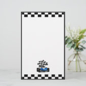Blue Race-auto met gecheckte vlag Briefpapier (Staand voorkant)