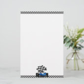 Blue Race-auto met gecheckte vlag Briefpapier (Staand voorkant)