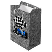 Blue Race-auto met gecheckte vlag Medium Cadeauzakje (Voorkant Gekanteld)