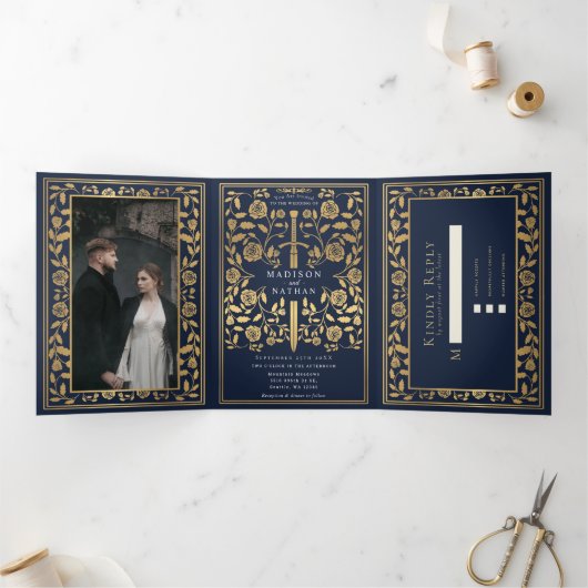 Blue Royal Medieval Sword Wedding Drieluik Uitnodiging (Binnen)