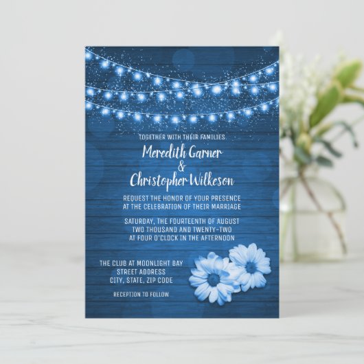 Blue Rustic String Lights Daisy Wedding Invitation Kaart (Staand voorkant)