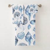 Blue Seashells Pattern op White Bad Handdoek (Insitu)