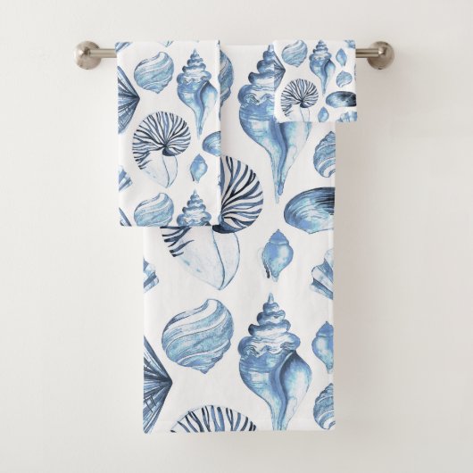 Blue Seashells Pattern op White Bad Handdoek (Insitu)