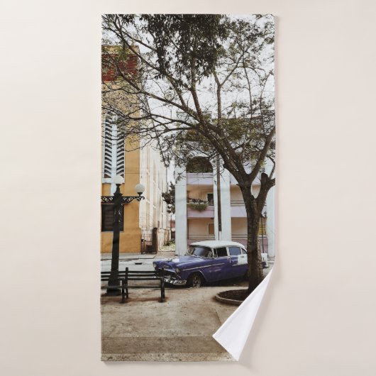 BLUE SEDAN PARKÉ PRÈS DE BÂTIMENT BLANC (Serviette de bain)