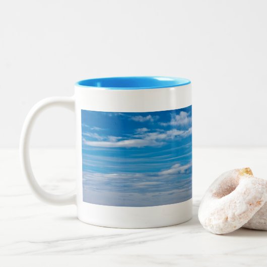 Blue Sky met Cloud Streaks Tweekleurige Koffiemok (Met donut)