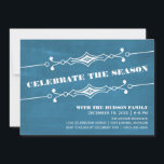 Blue Slanted Chalkboard Fête Invitation<br><div class="desc">Elégante et élégante Slanted Chalkboard Holiday Party Invitation en bleu royal avec une bordure art déco et un look arrière - plan en damier tendance. Cette invitation chic est parfaite pour inviter des amis pour votre bain de vacances ! Facile à customiser, ajoutez simplement les détails de votre partie dans...</div>