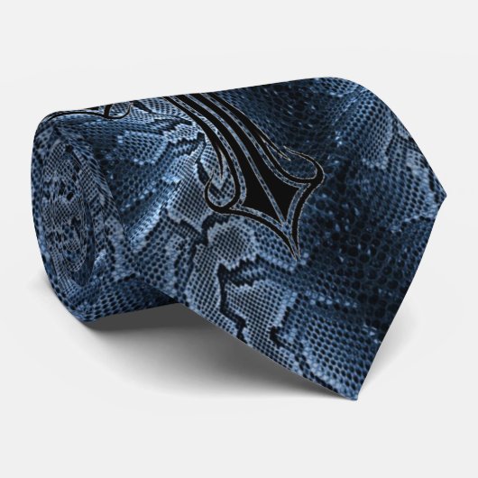 Blue Snakeskin Pattern met Black Midevil Cross op  Stropdas (Opgerold)